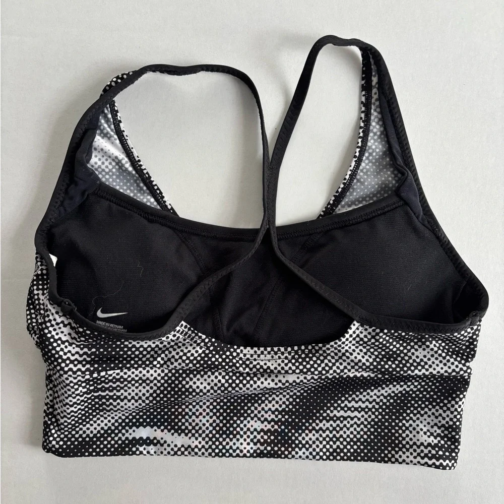 Nike sports bra. SZ SM. Dri fit. Light pads.‎ Cross back